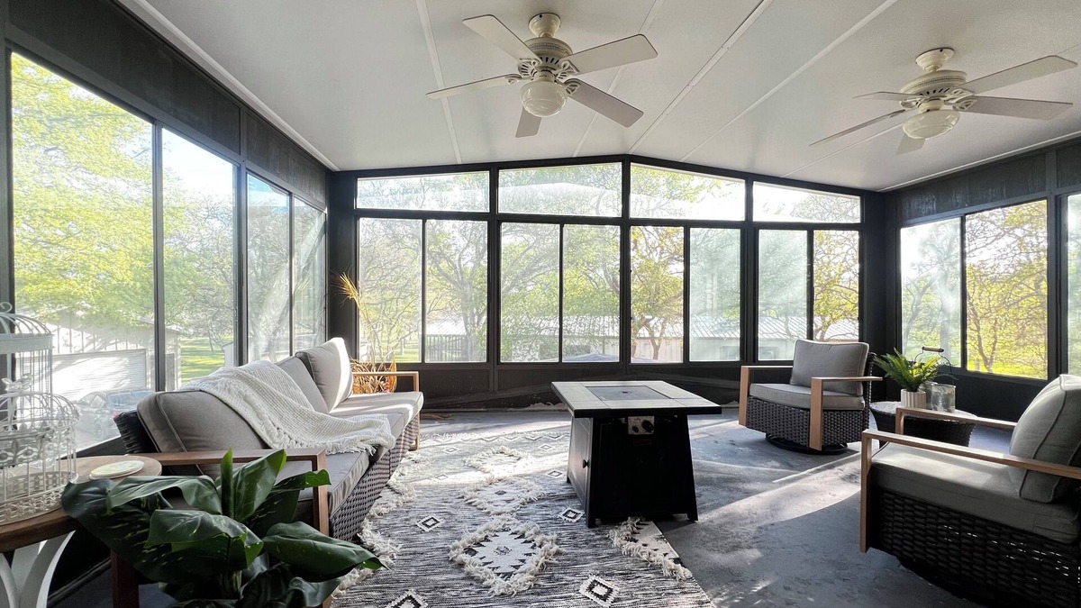Del Valle Other | Spacious 3 full baths 10 beds 3-story house with private backyard in Del Valle