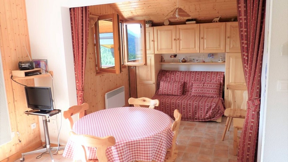 Station de Drouzin le Mont Apartment | Spacious 3-room apartment with balcony, parking and mountain corner
