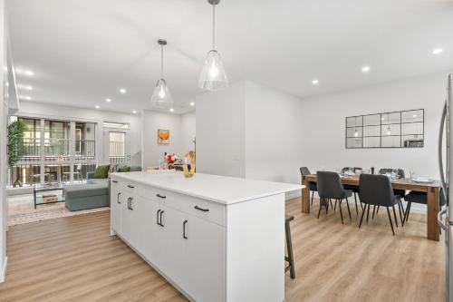 Southwest Calgary House | Spacious 3 Story Townhome, 2 Car Garage, Sleeps 8, AC, King Bed, 10km from Calgary Downtown, Near Banff