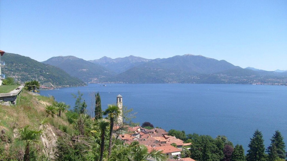 Gonte Apartment | Spacious 3½-room apartment with beautiful sunny garden & view of the lake