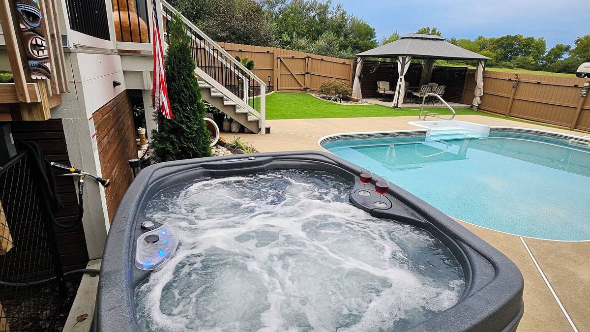 Olathe House | Spacious 3600 sq ft Home-Hot Tub-Pool-Game Room & 3 Acres of Privacy - Sleeps 14