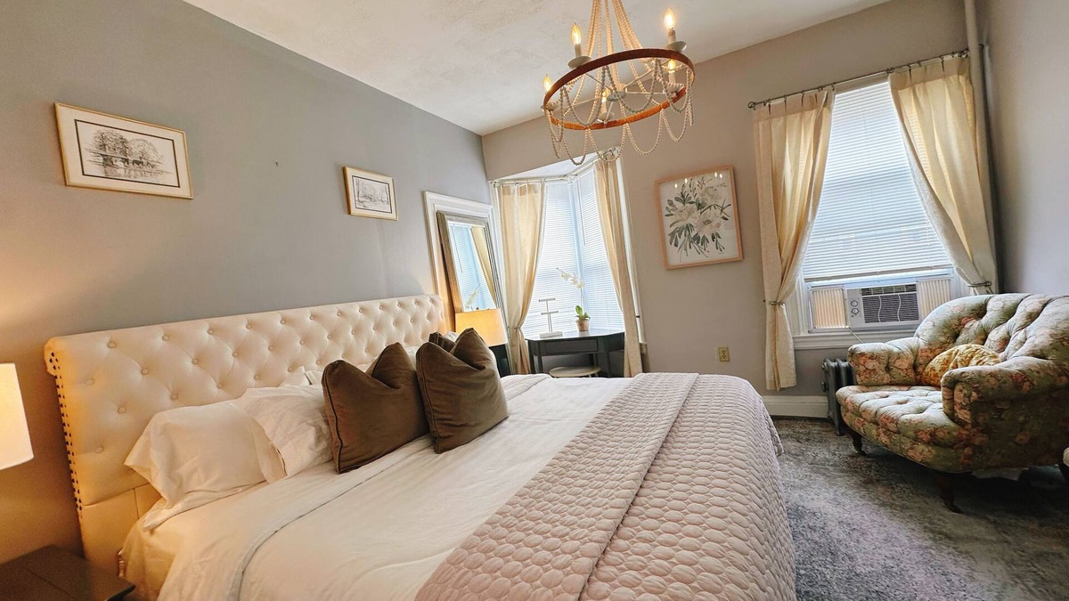 College Hill Apartment | Spacious 3B1B,Full Kitchen,Private Parking, Walk to BROWN & RISD