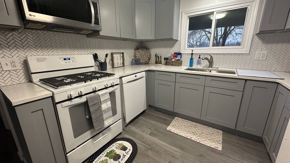 DeKalb House | Spacious 3BD 2BA 5 MIN TO NIU Pets Welcome Fast WIFI