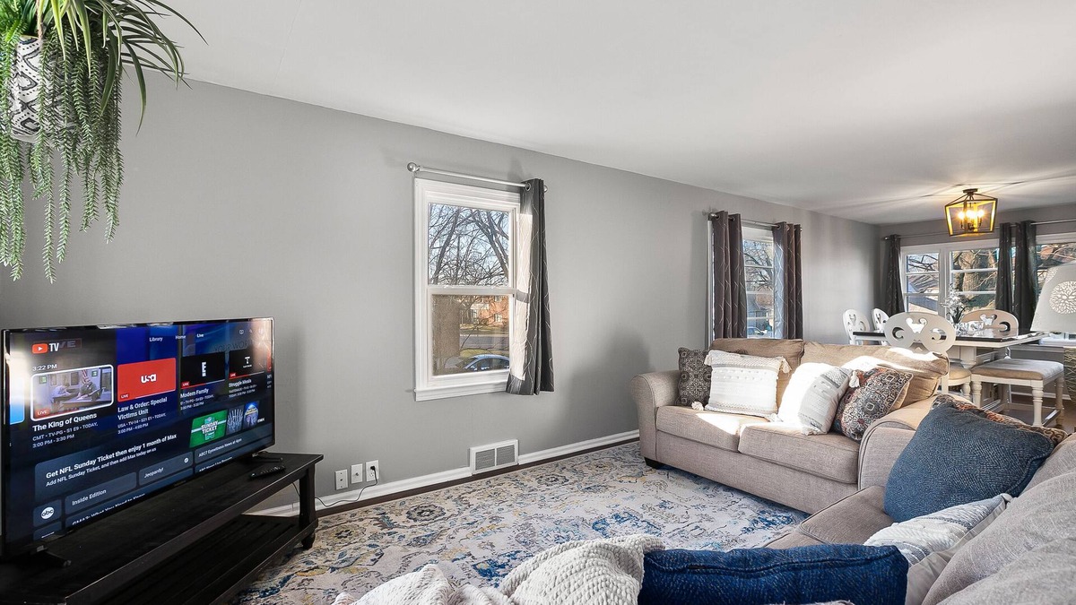 Mendota House | Spacious 3BD Apartment |King Bed, Fenced Yard!