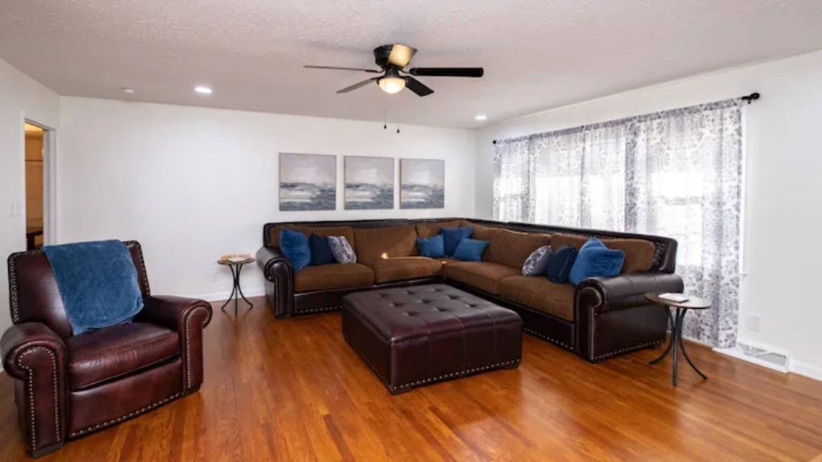Huntsville House | Spacious 3bd with king, 2 living areas and fenced yard