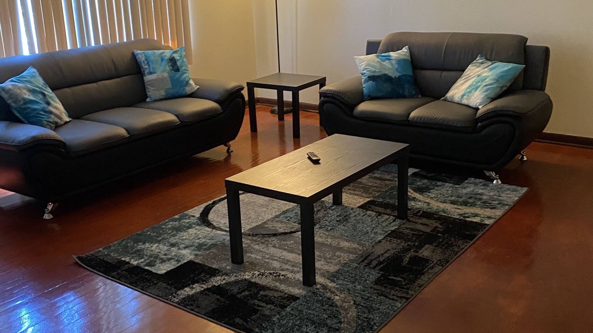 Milwaukee Apartment | Spacious 3bdr free wine wifi and parking
