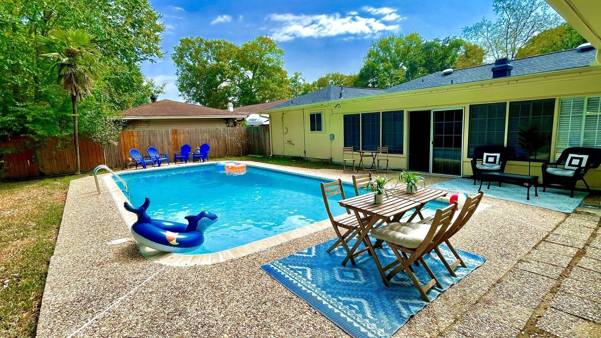 Beaumont House | Spacious 3bed 2 bath with 3 King Beds. Pool/Game room. Centrally located