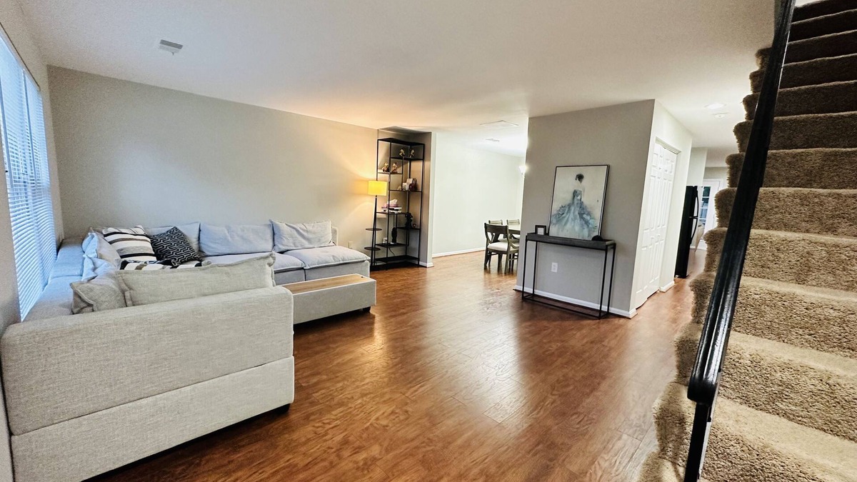 Dumfries House | Spacious 3Bedroom, 2Living Room, Kitchen & Private Backyard