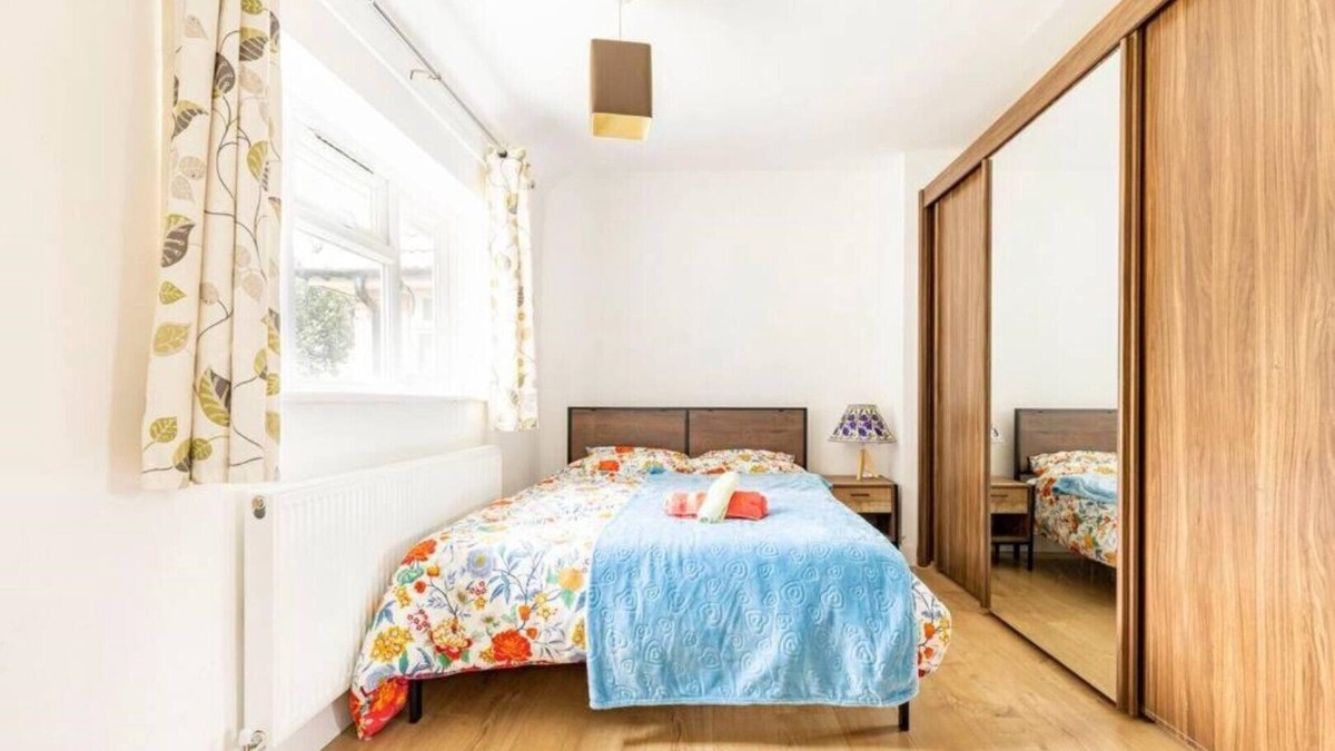 London Borough of Hounslow House | Spacious 3bhk Near Heathrow