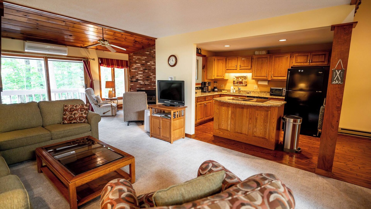 North Conway Condo | Spacious 3BR - 5 mins to Echo Lake & Storyland - Comfy & perfect for Families!