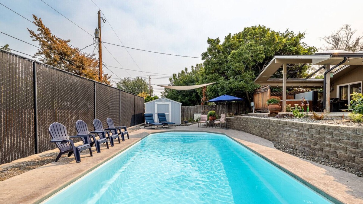 Wenatchee House | Spacious 3BR,8 guest, pool/2BA/Hot tub, SKI-SUN