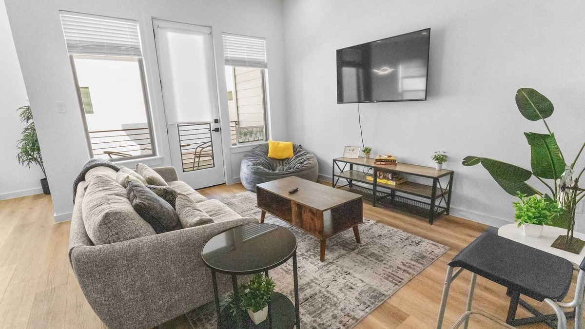 OST - South Union House | Spacious 3BR+Balcony | Sleeps 10 | Near TMC & DT
