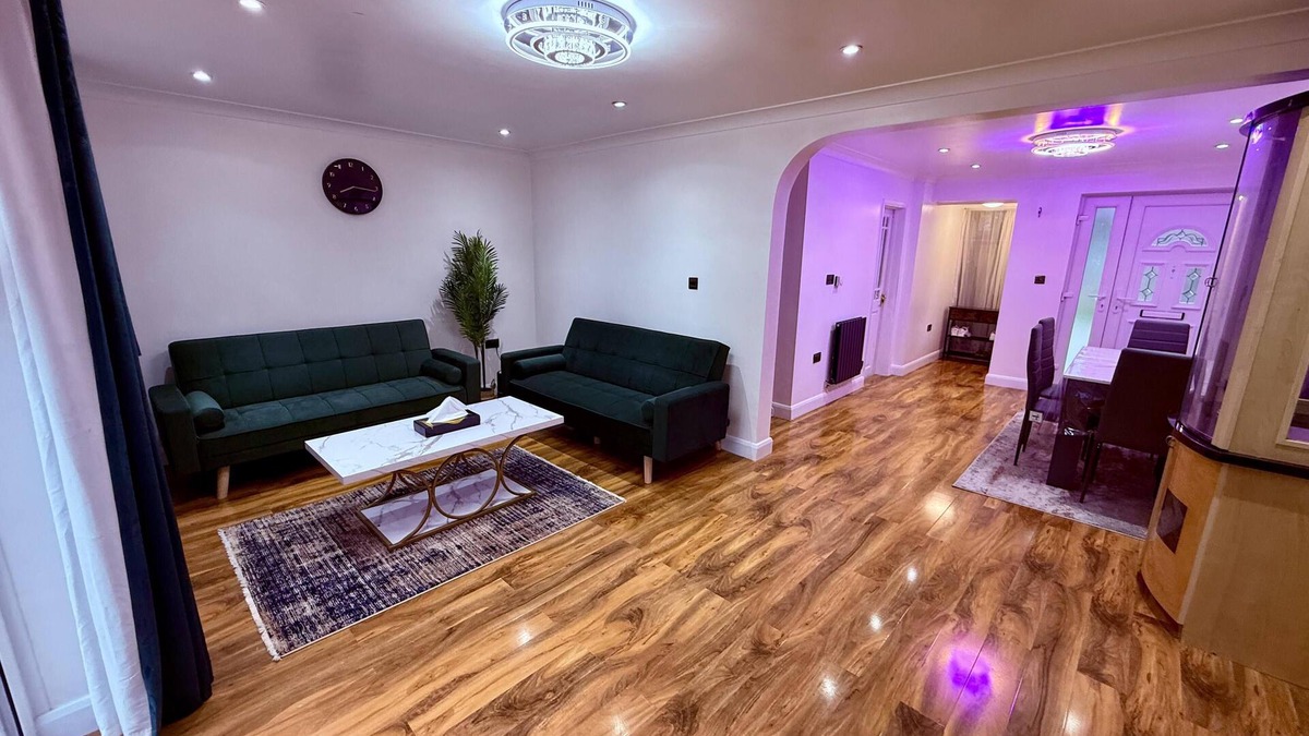 Haversham House | Spacious 3BR|Contractor-ready|Parking x3|Sleeps x8