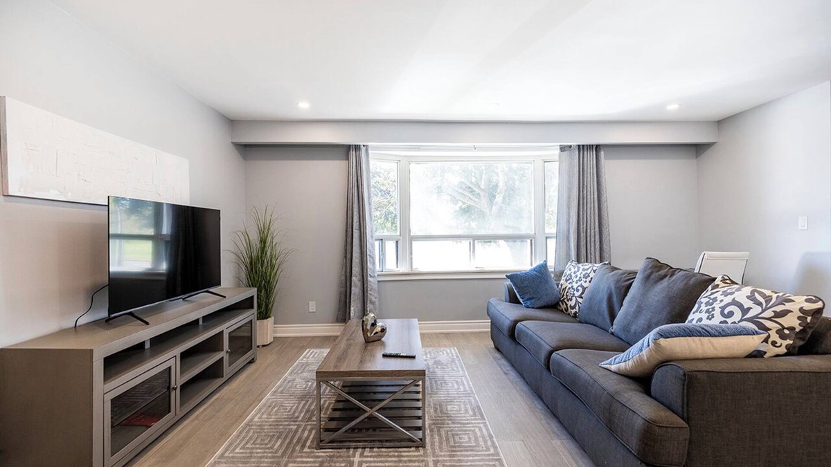 Lakeview House | Spacious 3BR Family Stay Hwy 401