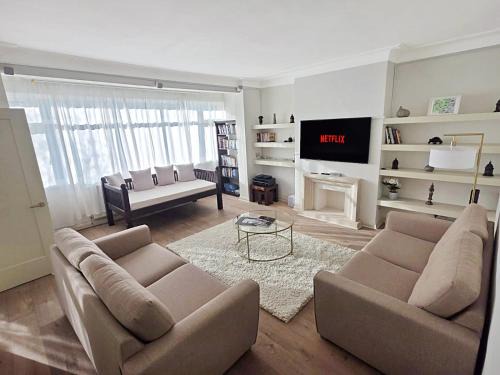 Hillside Apartment | Spacious 3BR Home in Heart of Wimbledon