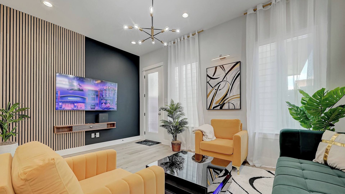 Northside Villa | Spacious 3BR Home Near Med Center, NRG, Downtown & Free Parking