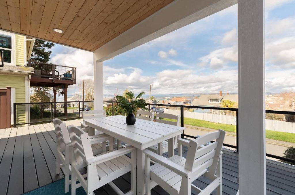 Port Gardner House | Spacious 3BR Home Sleeps 8 Private Backyard