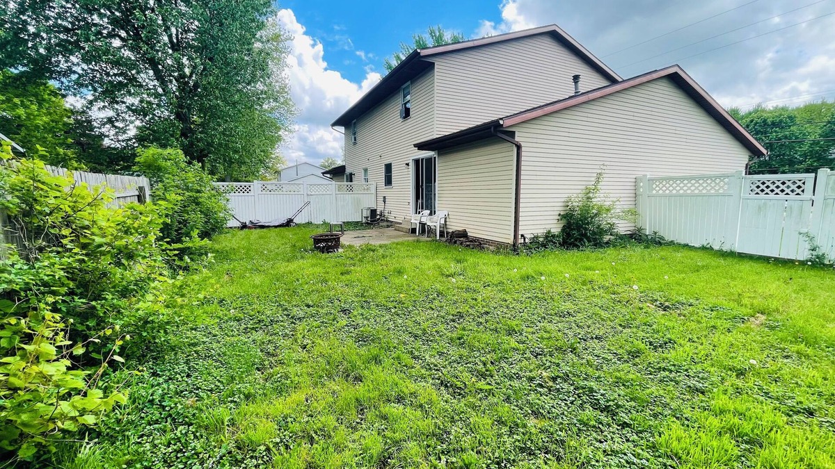 Massillon House | Spacious 3BR Home w/8 Beds, Big Yard & Parking – Near Canton & Hall of Fame