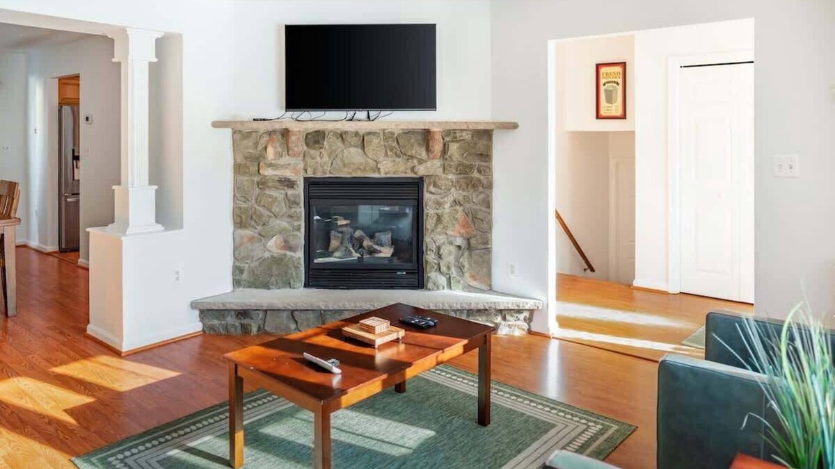 Long Pond House | Spacious 3BR House, Hot Tub, Firepit, Ski Access!