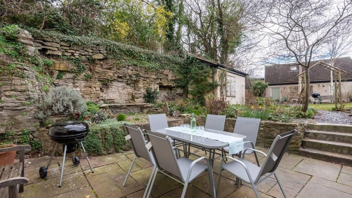 Chepstow House | Spacious 3BR in Historic Chepstow, Cottage Garden
