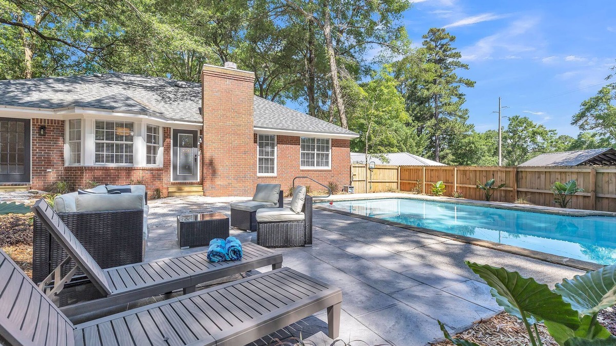Malbis House | Spacious 3BR Lake Forest Home w/Pool Sleeps 8!