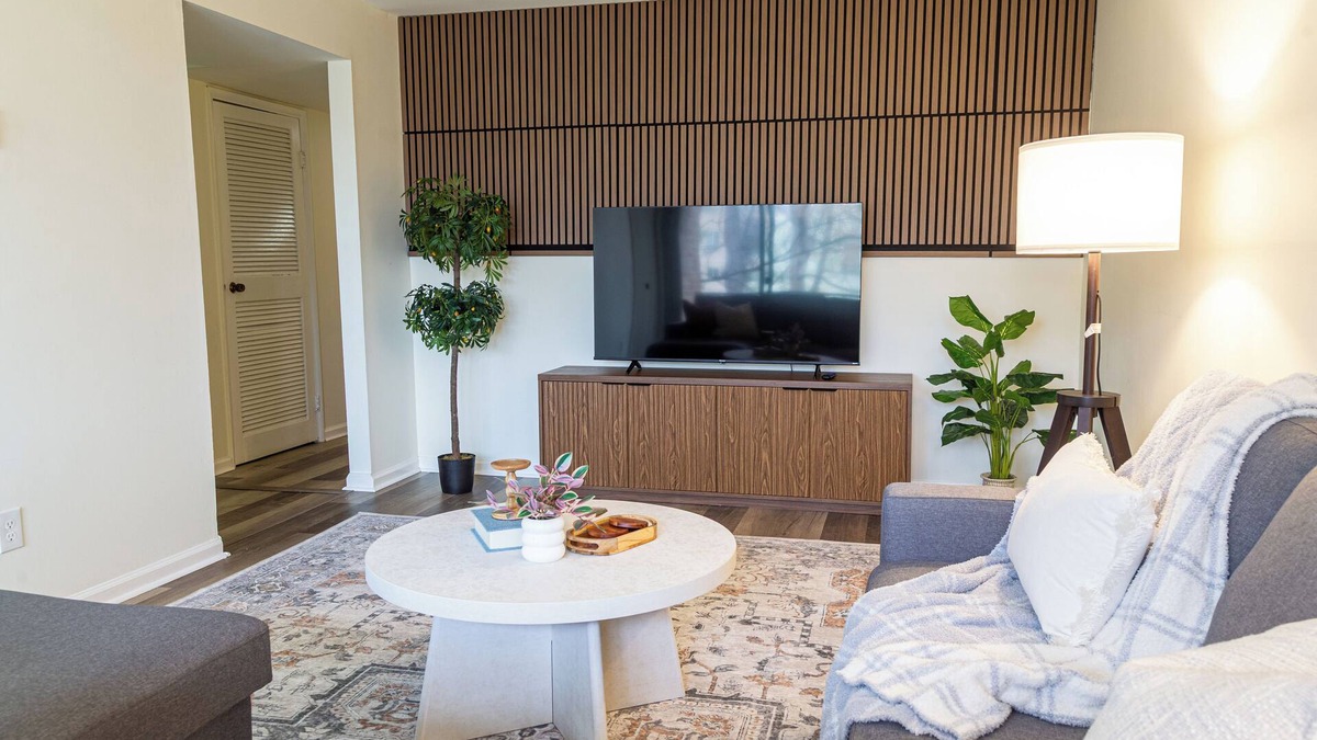 Alexandria West Condo | Spacious 3BR Near DC & Old Town w/Free Parking