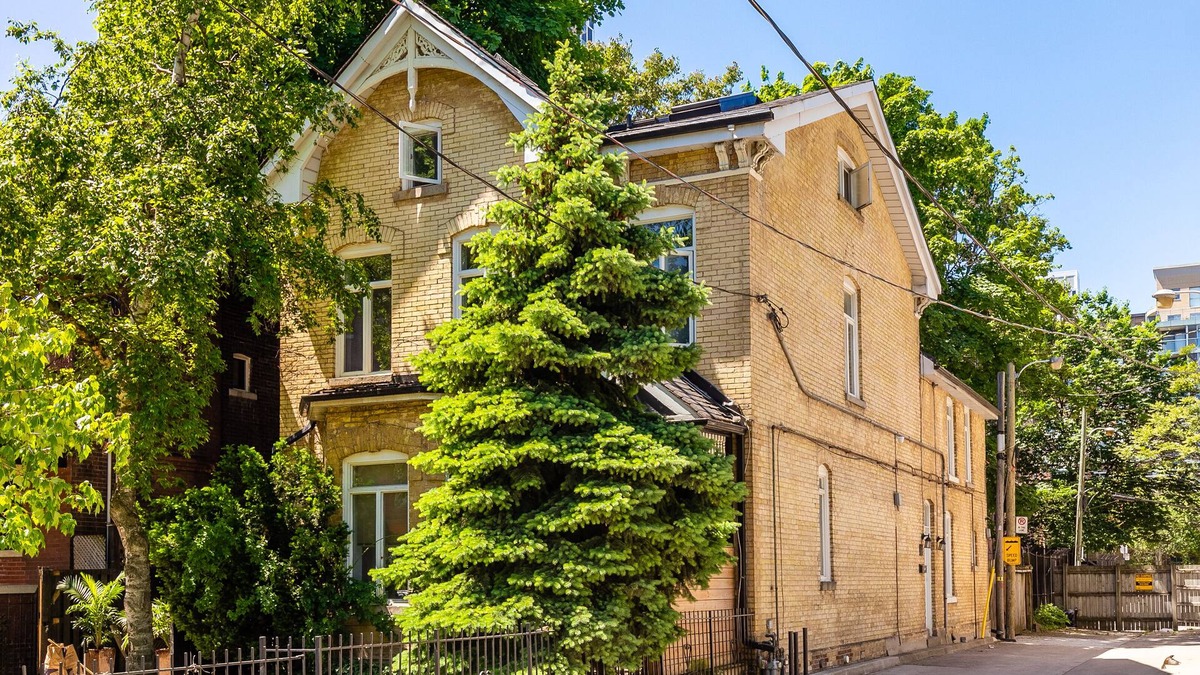 Cabbagetown South House | Spacious 3BR, near Dundas, Eaton. Parking/BBQ/deck