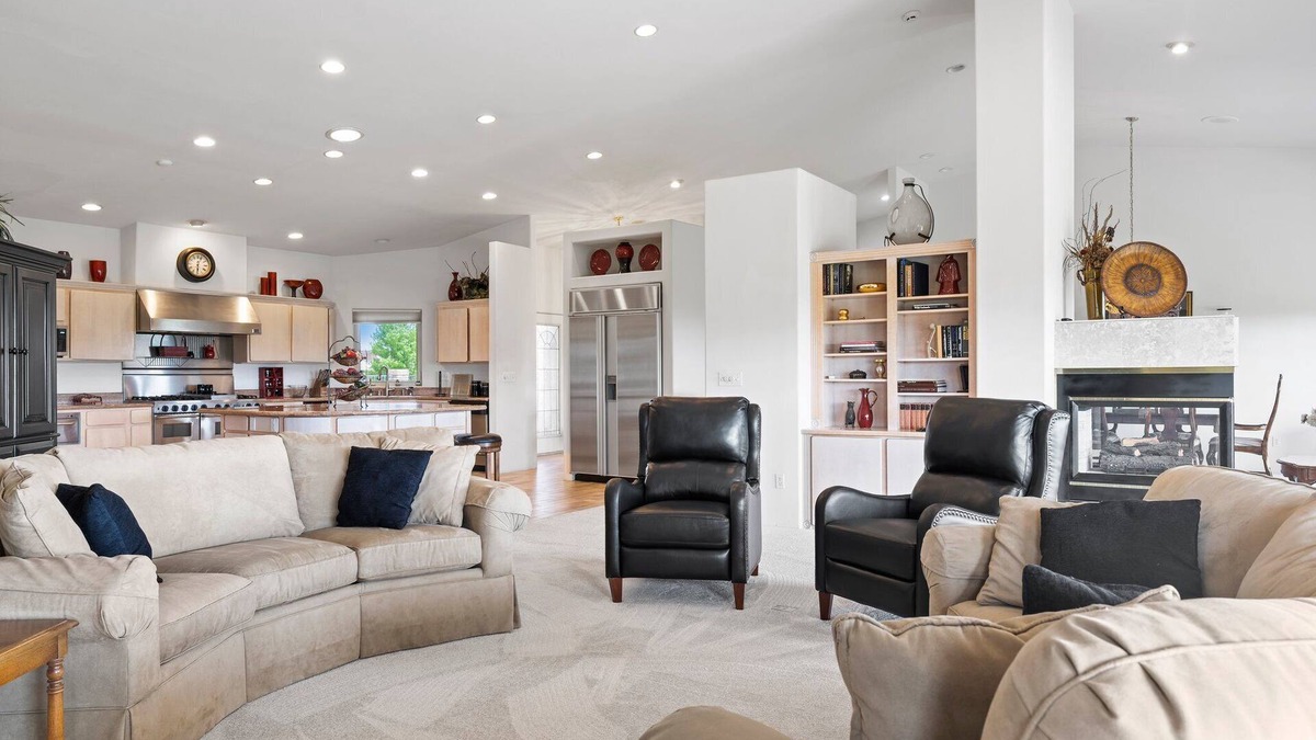 Tri-Cities House | Spacious 3BR On Golf Course, Close to Wineries, Shopping, Sports Fields