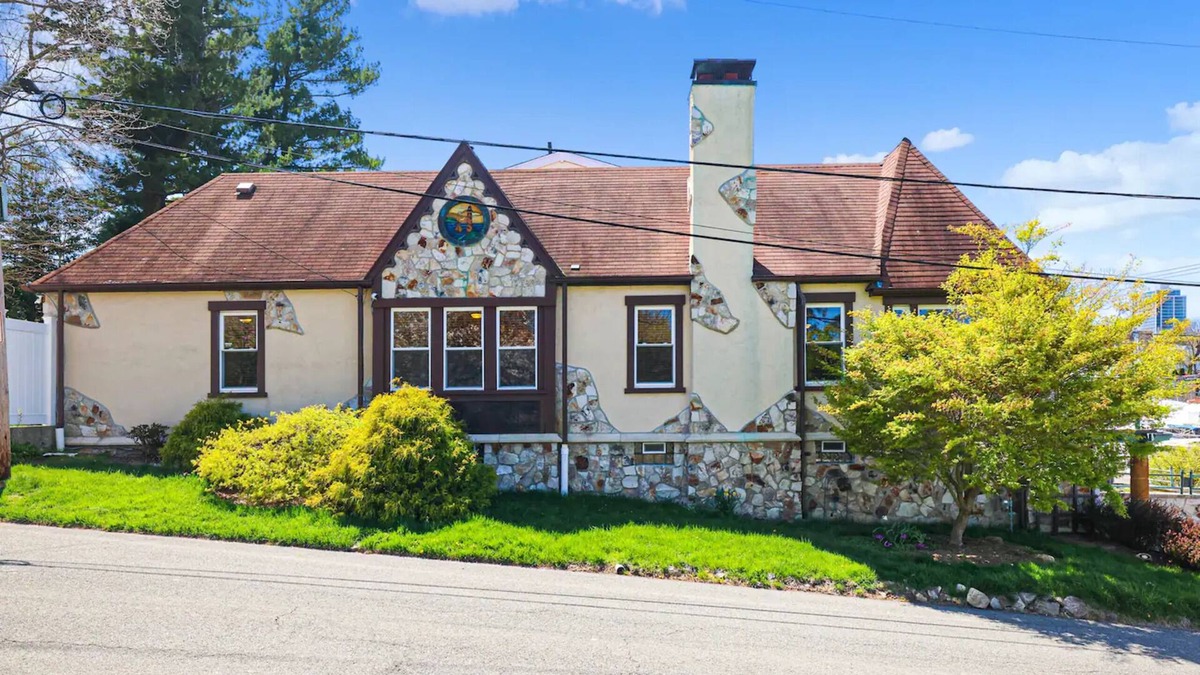 Larchmont House | Spacious 3BR Private Home * Direct Water View