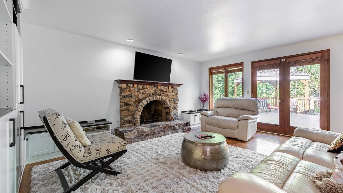 Overlake House | Spacious 3BR Redmond Home with Fireplace & BBQ