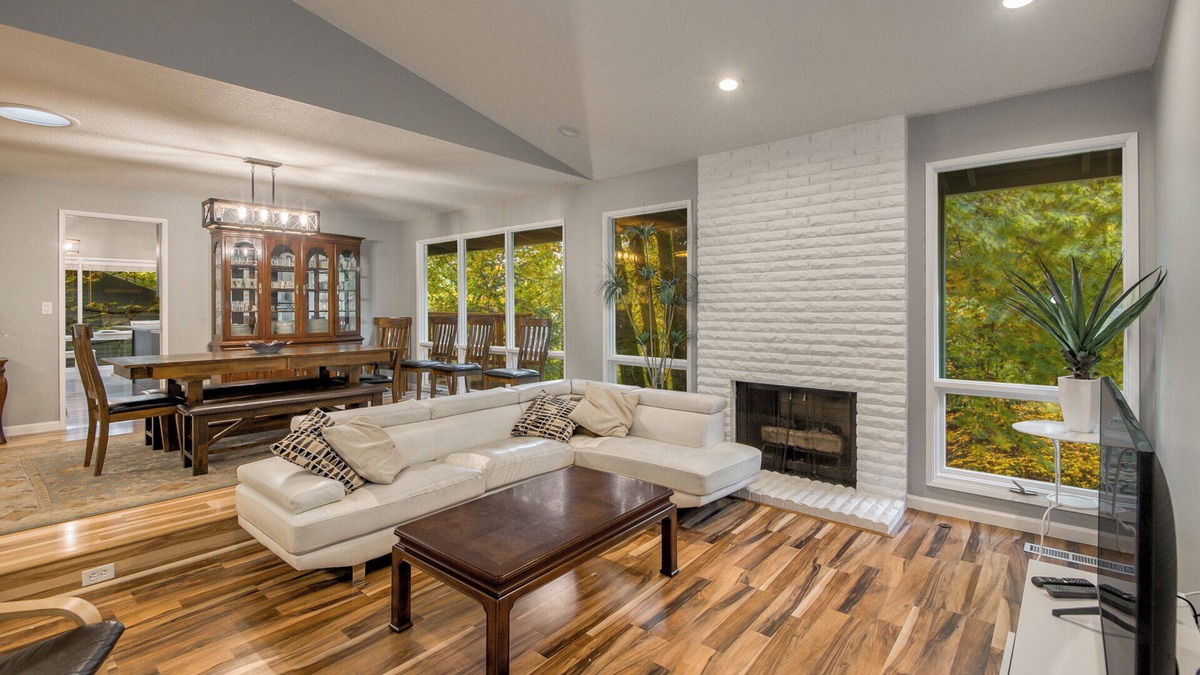 West Haven-Sylvan House | Spacious 4,000 Sq Ft House In Quiet Neighborhood