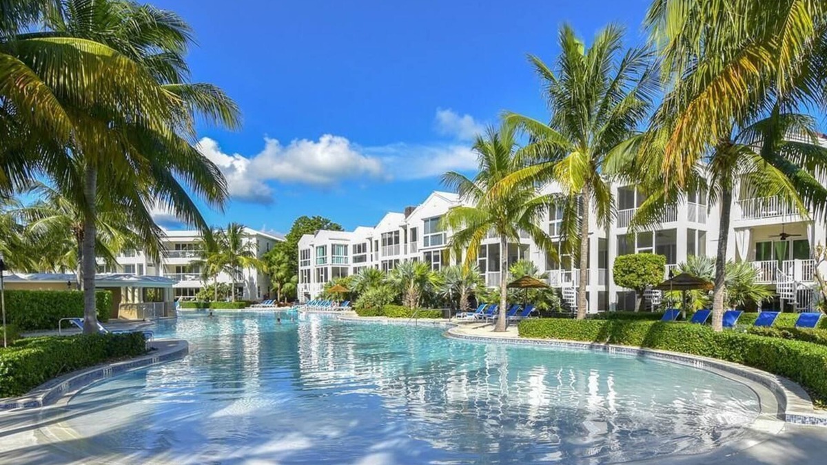 Rock Harbor House | SPACIOUS 4/3.5 VILLA! INDOOR PICKLEBALL! MOST UPSCALE OCEANFRONT RESORT IN KL!