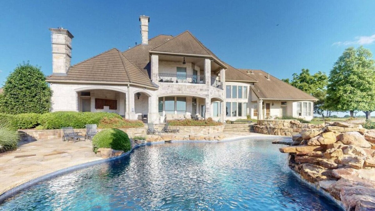 Forney House | Spacious 4.5-Acre Estate Near Dallas w/Pool, Spa, Theater, Gym & Guest House