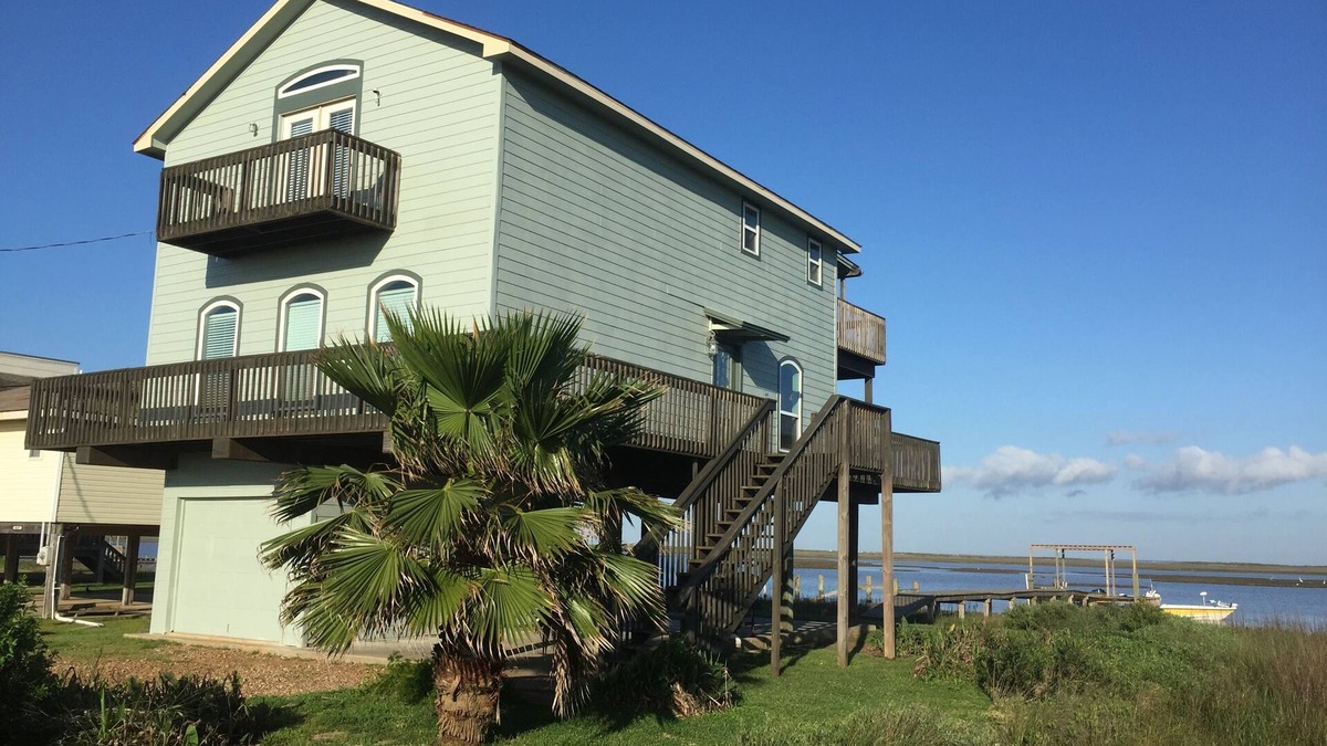 San Luis Beach House | Spacious 4 B/R 3 BA - best of both - Bay and Gulf