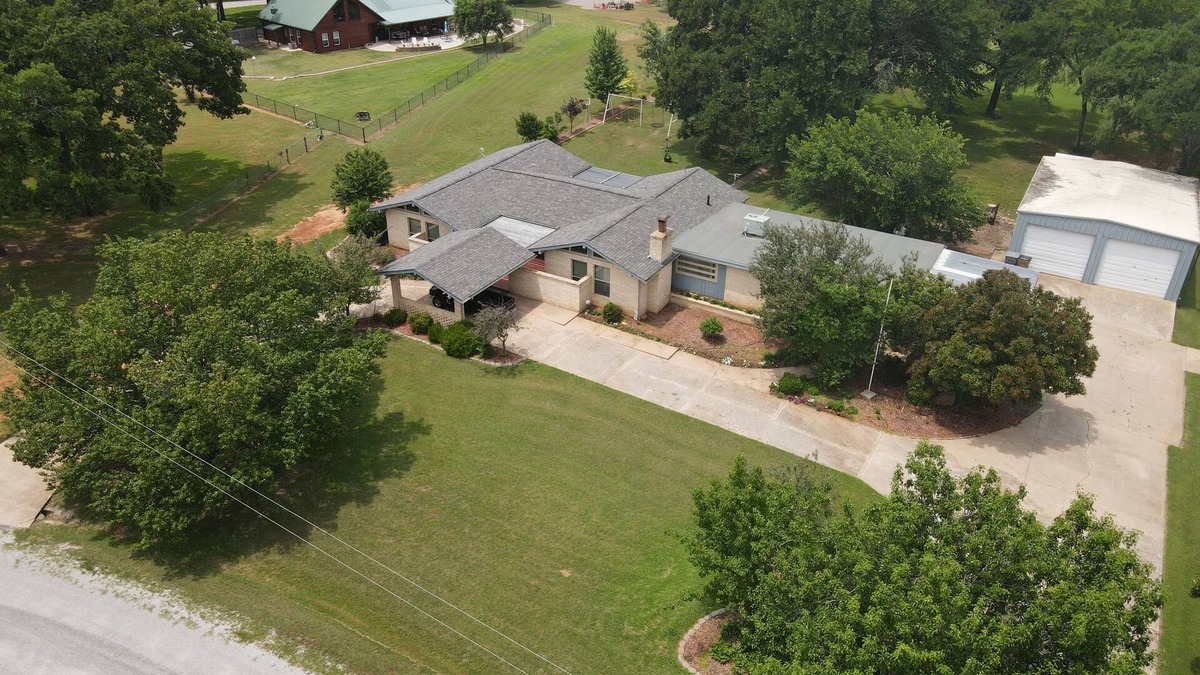 Kingston House | Spacious 4 Bd, 3 Ba ,Billard and Poker tables, Skee ball,Hot Tub & More!