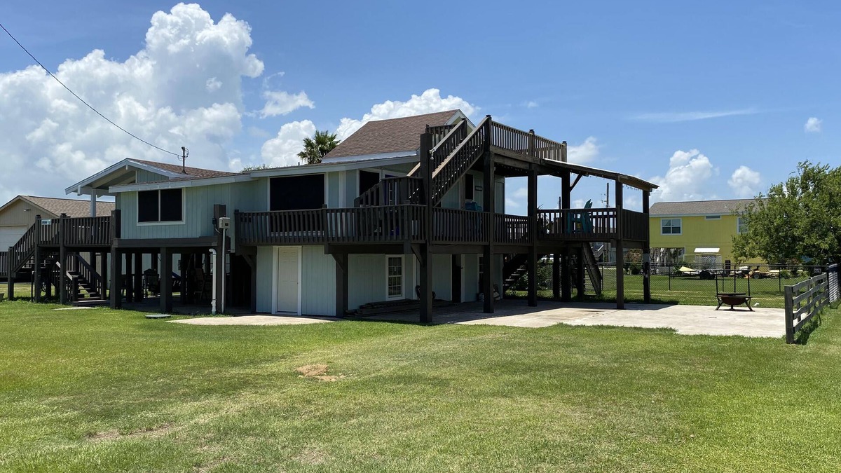 Crystal Beach Cottage | Spacious 4 bdr house w/RV hookup, on beach access road