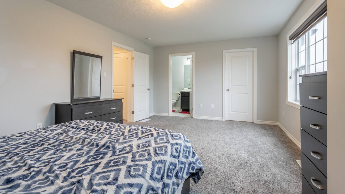 Ingersoll House | Spacious 4 BDR family-friendly house in Ingersoll