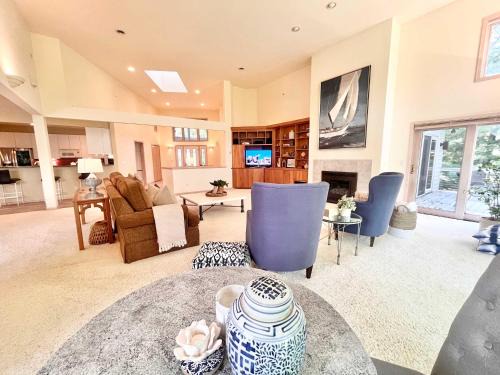 Fontana House | Spacious 4 BDR Home in Desirable Abbey Springs