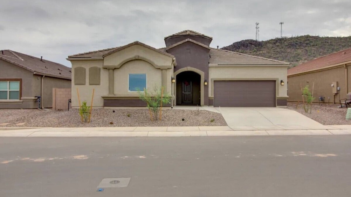 Tucson House | Spacious 4 Bdrm 3 Bath house in the quiet Saguaro Bloom community