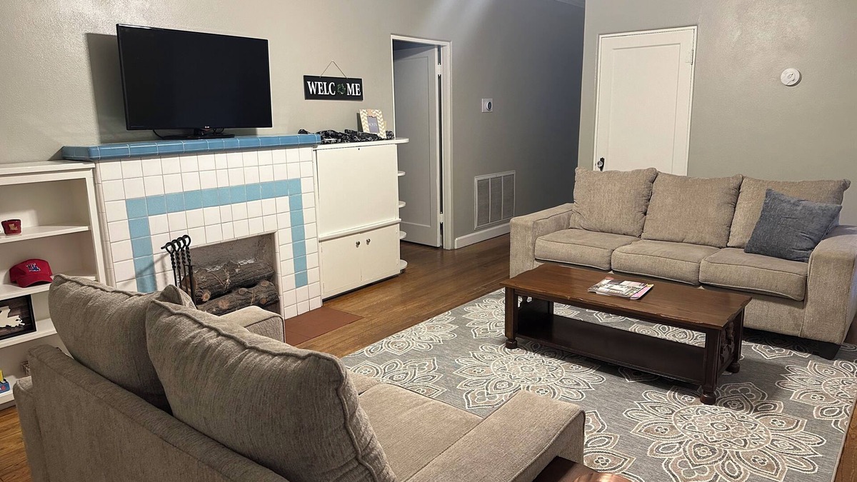 Ruston House | Spacious 4-Bdrm house in Ruston with WiFi and AC & Wonderful front & back porch