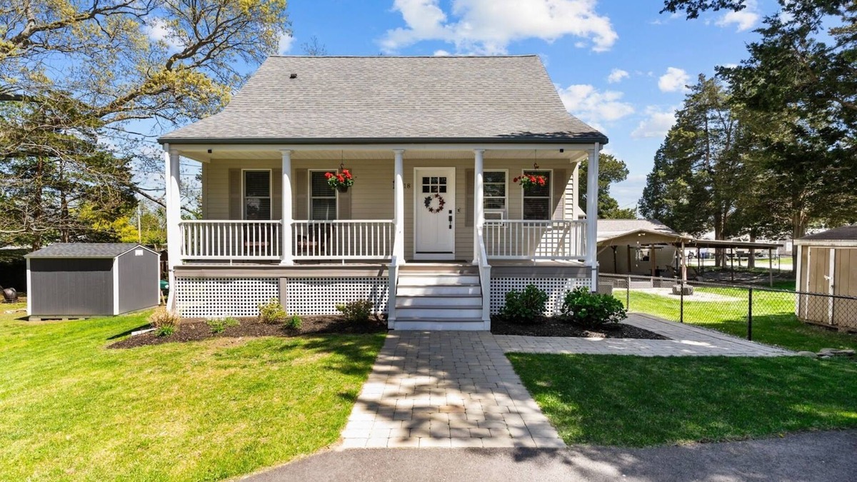 Bristol House | Spacious 4 Bed & 3 Full Bath Home in Bristol, RI - 300ft from the water