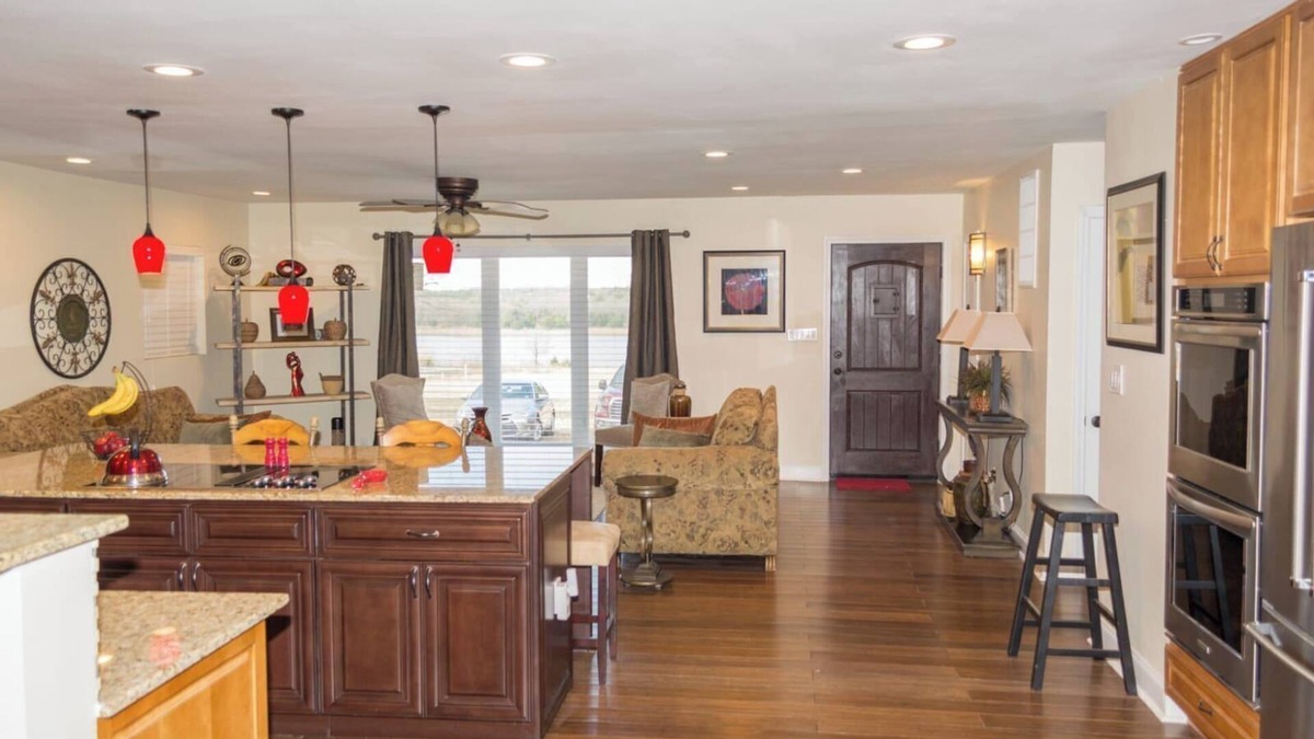 Langston Bed & Breakfast | Spacious 4-Bed 4-Bath Lakeside Retreat at Ballards by The Lake