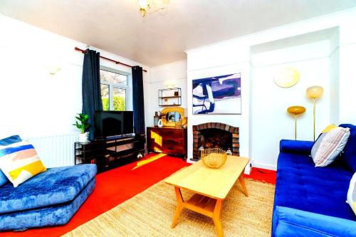 Pill House | Spacious 4-Bed Bristol | WiFi | Parking | Workspace