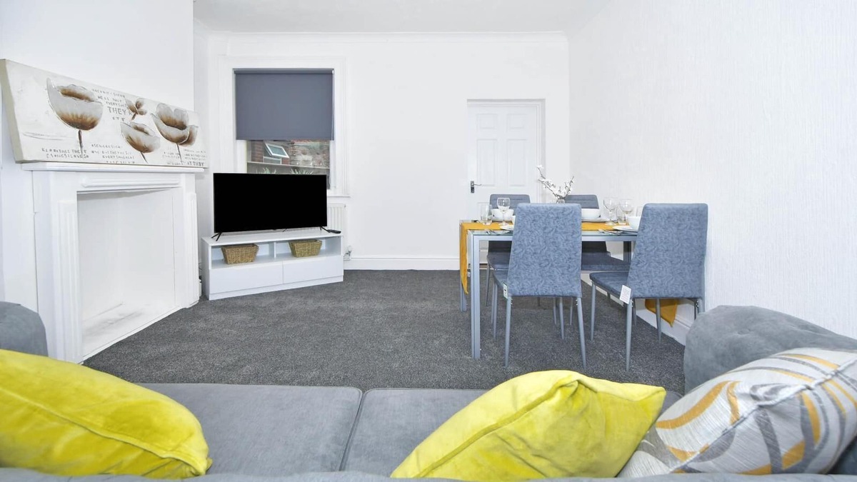 Forsbrook House | Spacious 4 Bed Stoke-on-Trent near Alton Towers