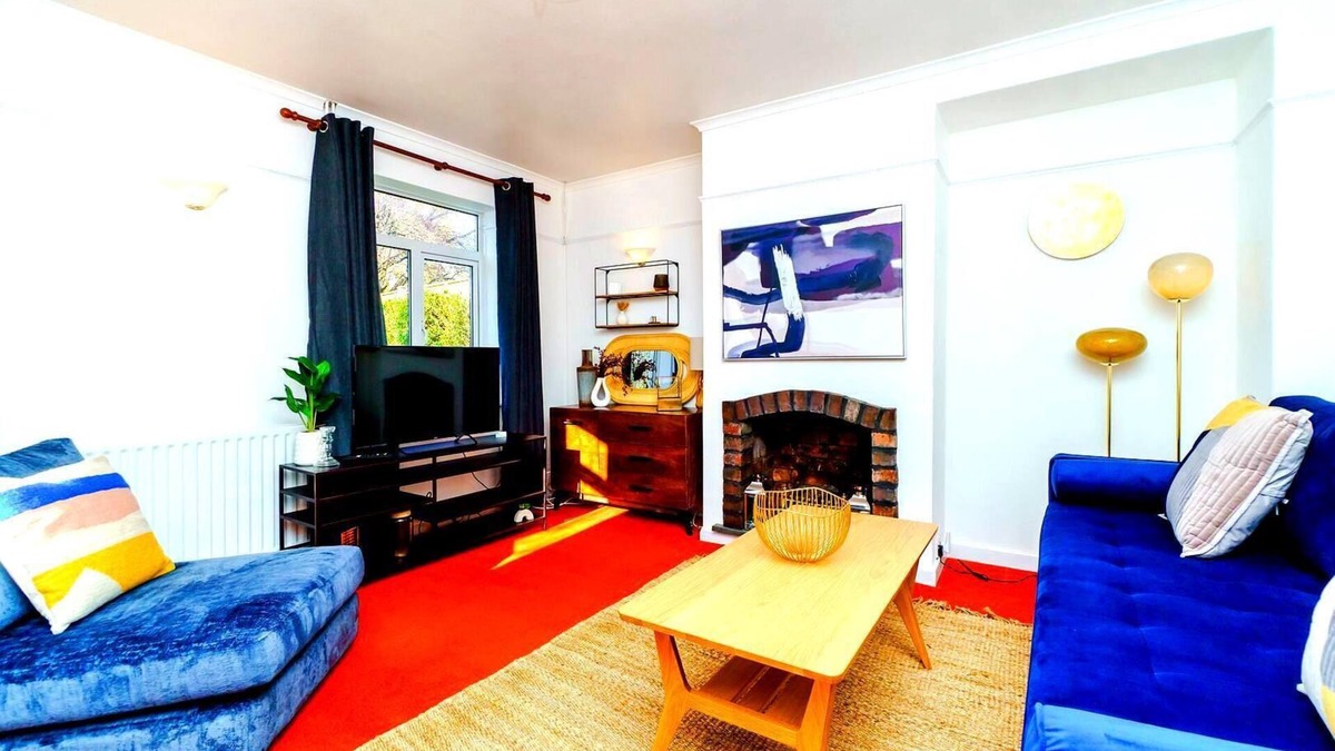 Pill House | Spacious 4-Bed Home! WiFi ! Parking Great Location