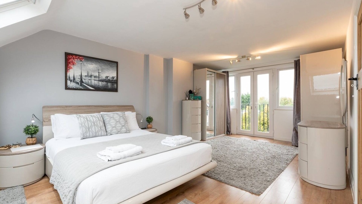 New Eltham House | Spacious 4-Bed House Direct Link to Central London| Pass the Keys