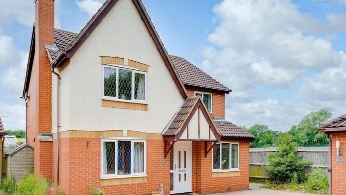 Huntingdon House | Spacious 4-Bed House with Conservatory and Parking