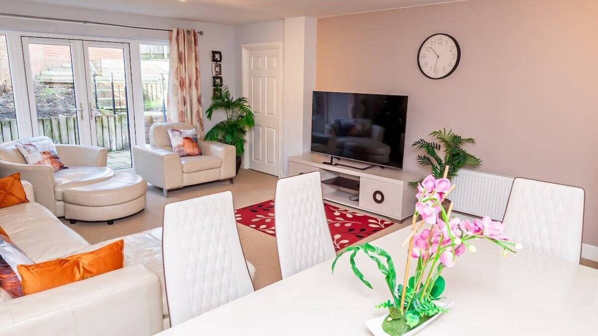 Tilehurst Apartment | Spacious 4 Bed house with parking and garden