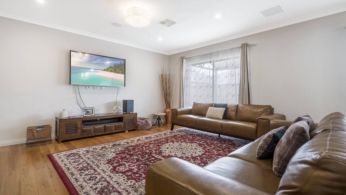 Byford House | Spacious 4-Bed House with Outdoor Area