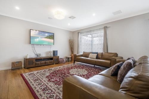 Byford House | Spacious 4-Bed House with Outdoor Area